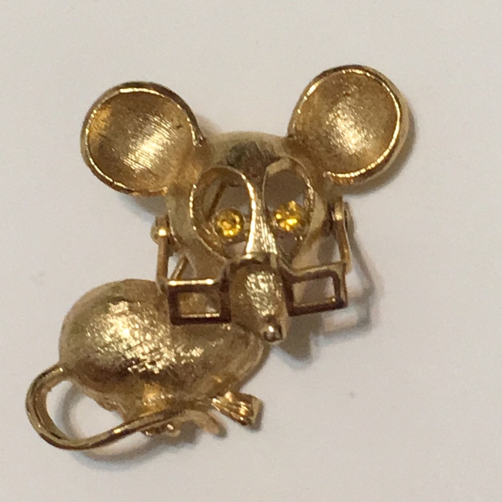DONATED! Vintage Avon Mouse Pin